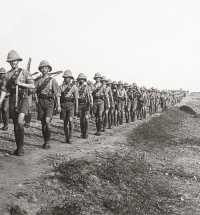 Sur la longue marche à travers la chaleur torride à Bagdad, 1917 - English Photographer
